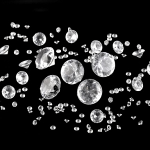 Pynte diamanter i forskellige størrelser på sort baggrund