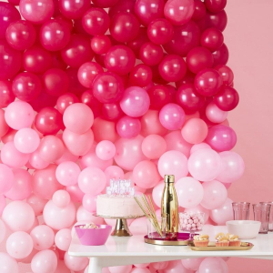 ballon væg i pink, lyserød og rød