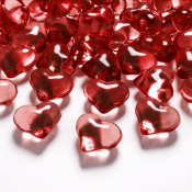 Hjerteformet pynte krystaller som strøpynt i rød